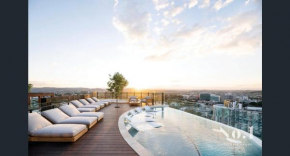 Luxury Peppers Infinity Pool Stylish with 2BD & 1C Park